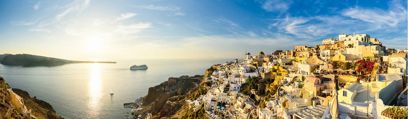  Santorini được biết đến là thiên đường nghỉ dưỡng nổi tiếng nhất ở Nam Âu, đây là một hòn đảo ở miền Nam biển Aegean, nằm cách 200 km về phía Đông Nam phần đất liền của Hy Lạp. 