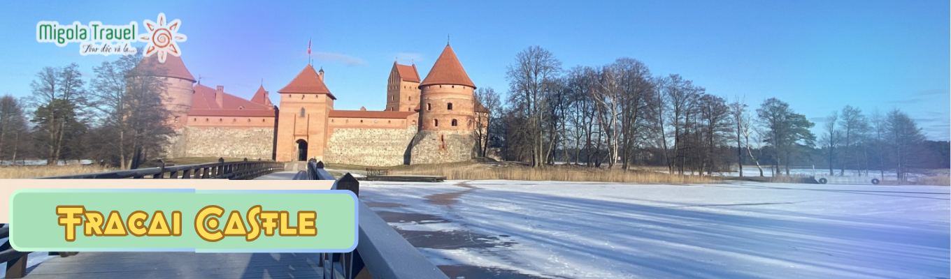 Lâu đài bằng đá được xây dựng từ thế kỉ XIV làm nơi ở của đại công tước Kestutis. Lâu đài được sơn màu đỏ nằm giữa lòng hồ cùng một hệ thống rừng xanh trải dài phía xa tạo nên một cảnh tượng tuyệt đẹp và trở thành biểu tượng của đất nước Lithuania.