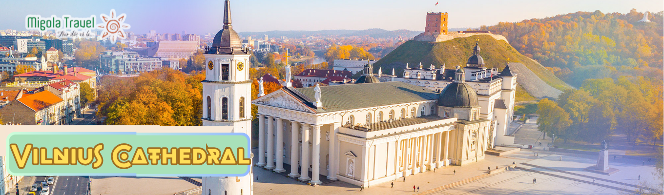 Nhà thờ chính tòa Vilnius: tọa lạc ngay trên quảng trường tại khu phố lịch sử, nhà thờ là trung tâm đời sống tinh thần và văn hóa của quốc gia Công Giáo Lithuania này. 
