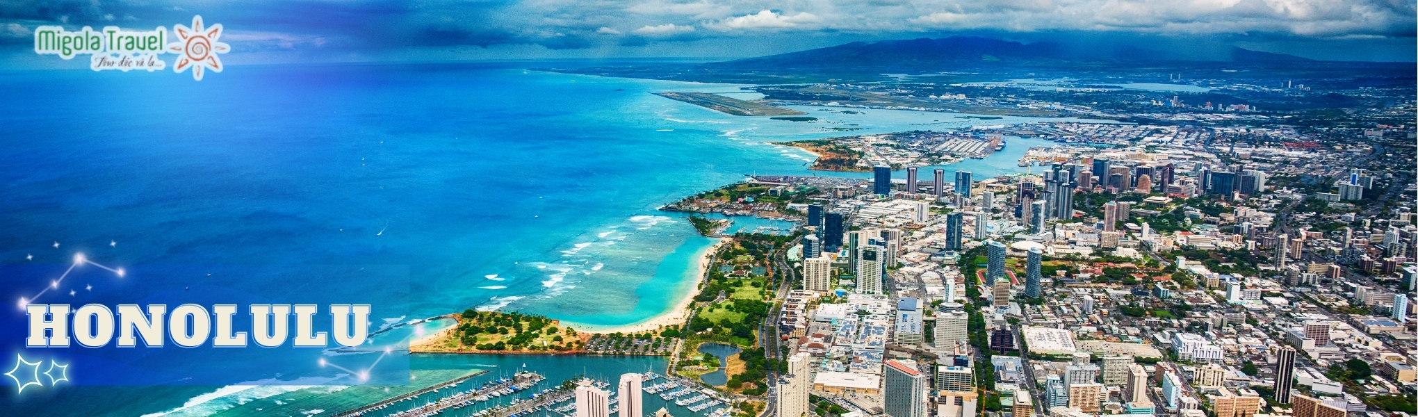 Là một thành phố hiện đại , Honolulu trải dài khoảng 10 dặm (16 km) dọc theo bờ biển phía đông nam của Đảo Oahu và 4 dặm (6 km) vào đất liền qua một đồng bằng vào chân đồi của Dãy núi Koolau . Đây là ngã tư của các tuyến vận chuyển và hàng không xuyên Thái Bình Dương, là trung tâm của các dịch vụ liên đảo và là trung tâm thương mại và công nghiệp của tiểu bang.