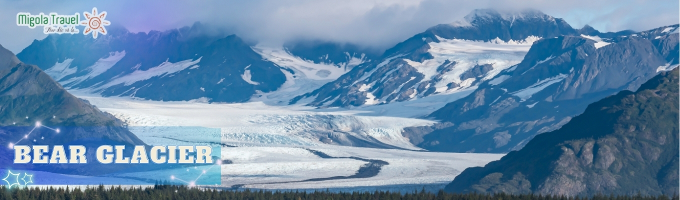 Sông băng Bear Glacier đổ xuống bình nguyên tạo thành một sông băng kiểu Piedmont hình dĩa độc đáo. Các núi tuyết xung quanh càng làm tô điểm thêm vẻ hùng vĩ của dòng sông băng to lớn này.